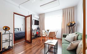 Oradea City Center Apartment Near Aquapark With Jacuzzi & Parking